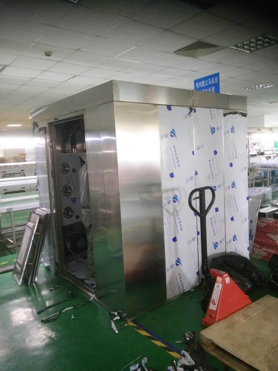 智能风淋房:风淋室安全使用指南:进入风淋室的注意事项
